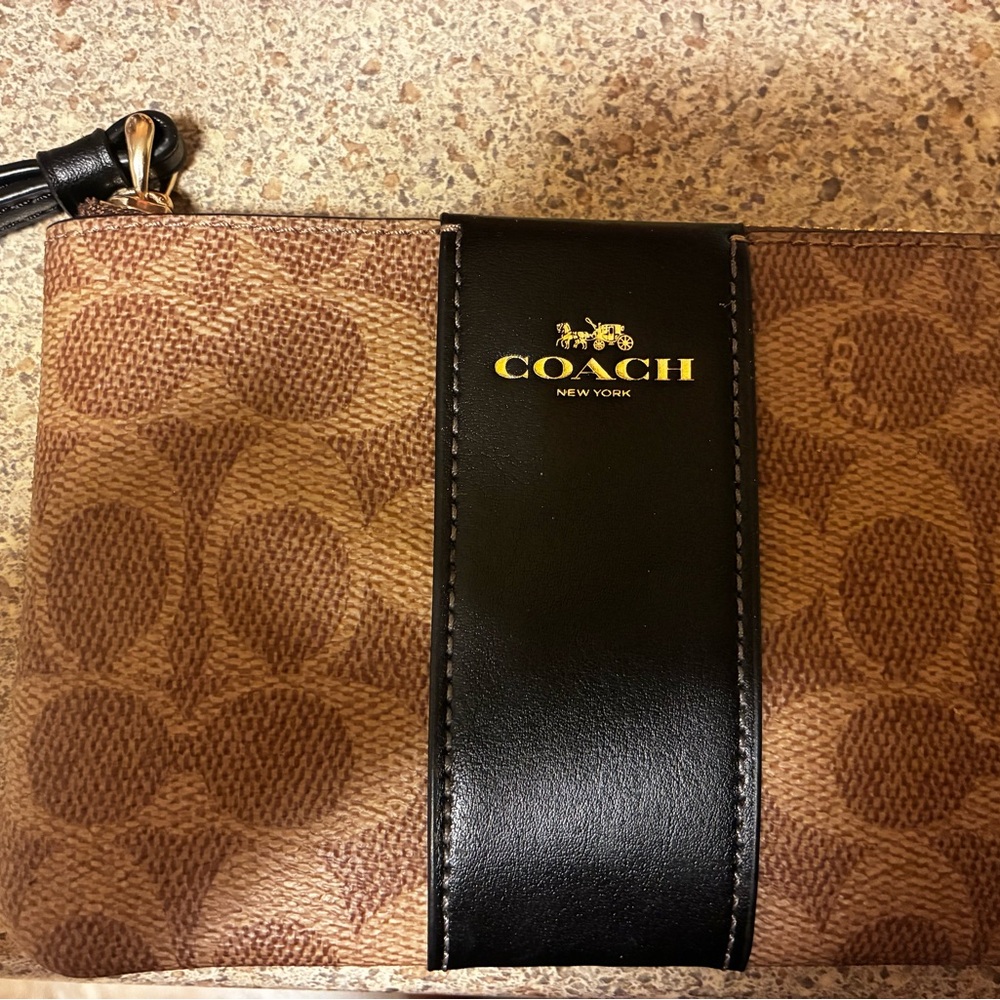 BRAND NEW WITH TAGS (: !!!!🤎🖤 Coach Brown and Black Signature Wallet